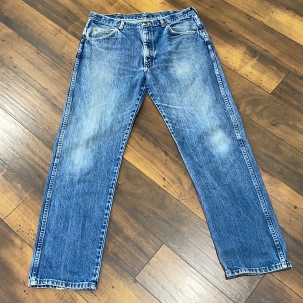 Wrangler distressed medium wash‎ jeans 35
